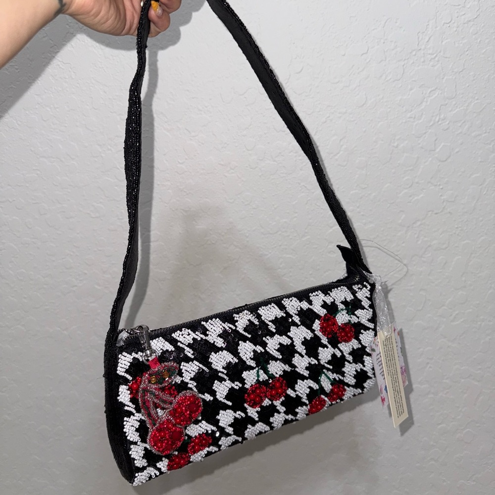 Elegant Black and White Patterned Shoulder Bag with Red Details - Picture 2 of 3